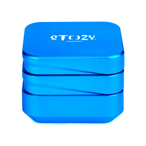 STEEZY® STEEZY® 4+1 | High Class Grinder | 63mm | 4-teiliger Grinder | quadratisch | CNC-gefräste Aluminiumlegierung | Neodym Magnetverschluss | Inklusive Pinsel & Klopfband "Electric Blue" – Individueller Grinder kaufen | Alternative zu NV Grinder