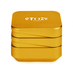 STEEZY® STEEZY® 4+1 | High Class Grinder | 63mm | 4-teiliger Grinder | quadratisch | CNC-gefräste Aluminiumlegierung | Neodym Magnetverschluss | Inklusive Pinsel & Klopfband "Sunset Gold" – Individueller Grinder kaufen | Alternative zu NV Grinder