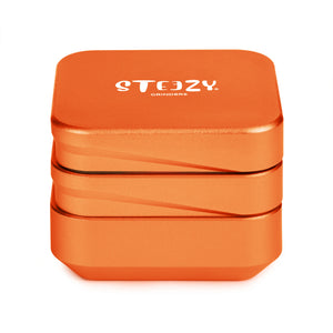 STEEZY® STEEZY® 4+1 | High Class Grinder | 63mm | 4-teiliger Grinder | quadratisch | CNC-gefräste Aluminiumlegierung | Neodym Magnetverschluss | Inklusive Pinsel & Klopfband "Blazing Orange" – Individueller Grinder kaufen | Alternative zu NV Grinder