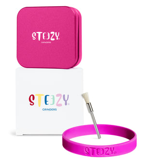STEEZY® STEEZY® Classic | High Class Grinder | 63mm | 2-teiliger Grinder | quadratisch | CNC-gefräste Aluminiumlegierung | Neodym Magnetverschluss | Inklusive Pinsel & Klopfband "Pink Bubblegum" – Individueller Grinder kaufen | Alternative zu NV Grinder