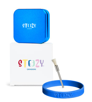 STEEZY® STEEZY® Pocket | High Class Grinder | 55mm | 2-teiliger Grinder | quadratisch | CNC-gefräste Aluminiumlegierung | Neodym Magnetverschluss | Inklusive Pinsel & Klopfband "Electric Blue" – Individueller Grinder kaufen | Alternative zu NV Grinder