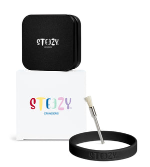 STEEZY® STEEZY® Pocket | High Class Grinder | 55mm | 2-teiliger Grinder | quadratisch | CNC-gefräste Aluminiumlegierung | Neodym Magnetverschluss | Inklusive Pinsel & Klopfband "Black Beauty" – Individueller Grinder kaufen | Alternative zu NV Grinder