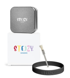 STEEZY® STEEZY® Pocket | High Class Grinder | 55mm | 2-teiliger Grinder | quadratisch | CNC-gefräste Aluminiumlegierung | Neodym Magnetverschluss | Inklusive Pinsel & Klopfband
 "Cool Gray" – Individueller Grinder kaufen | Alternative zu NV Grinder
