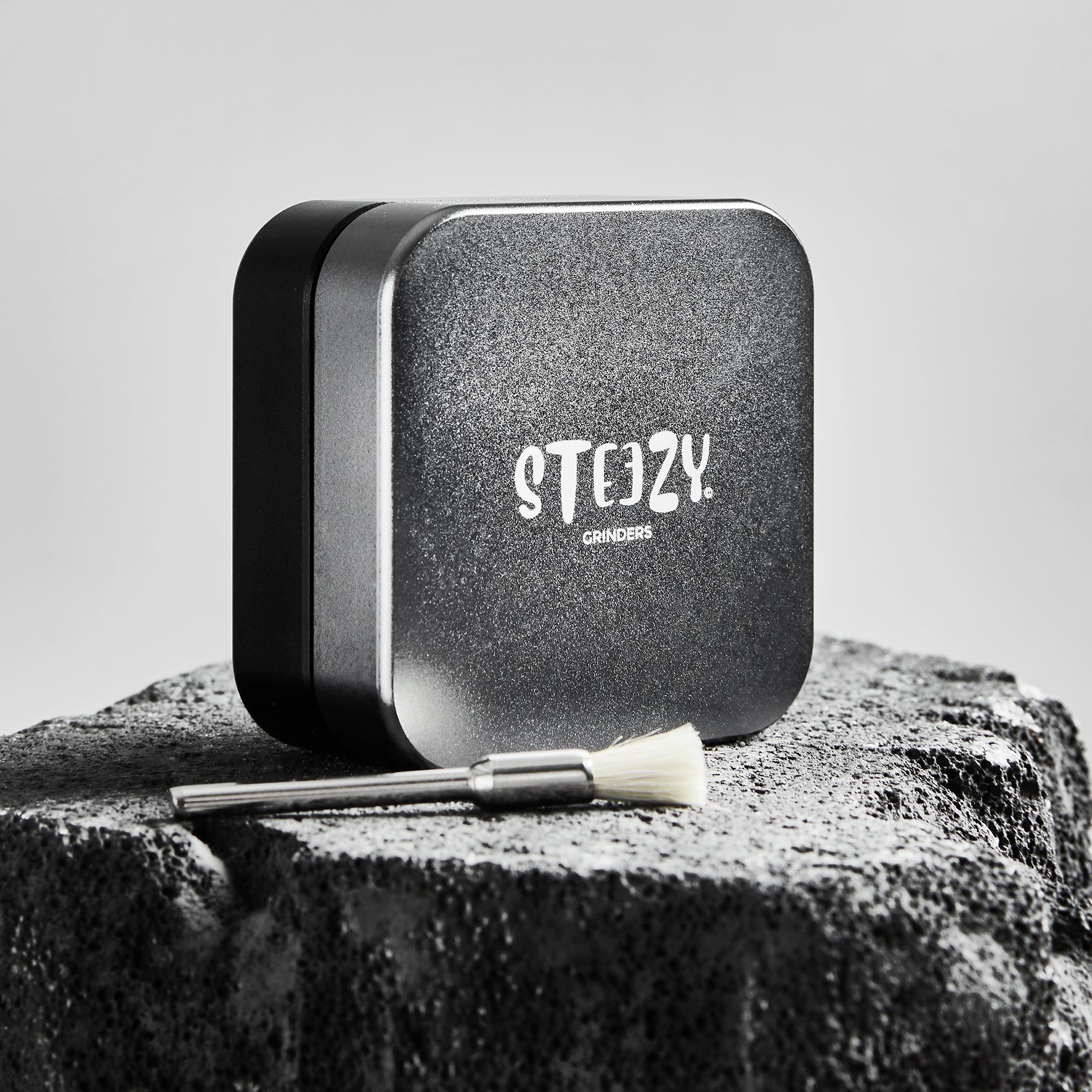 STEEZY® STEEZY® Classic | High Class Grinder | 63mm | 2-teiliger Grinder | quadratisch | CNC-gefräste Aluminiumlegierung | Neodym Magnetverschluss | Inklusive Pinsel & Klopfband| 63mm | 2-teiliger Grinder "Grey Area" – Individueller Grinder kaufen | Alternative zu NV Grinder